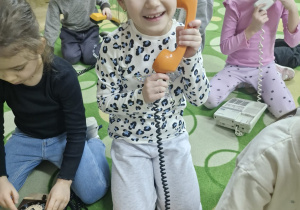 Dzieci poznają stare telefony