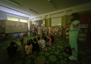 Dzieci oglądają bajkę z kliszy
