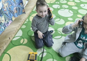 Dzieci poznają stare telefony