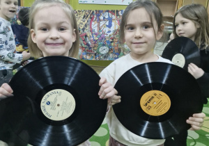 Dziewczynki z płytami gramofonowymi