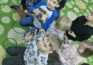 Dzieci przewijają kasetę magnetofonową