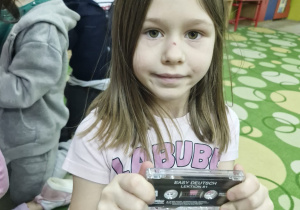 Dzieci przewijają kasetę magnetofonową