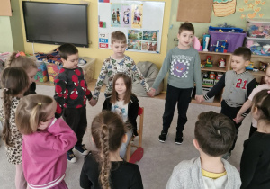 Dzieci śpiewają sto lat