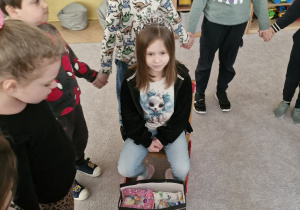 Dzieci śpiewają sto lat