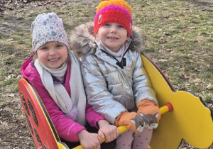 Dziewczynki na bujaku