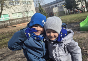 chłopcy pozują do zdjęcia