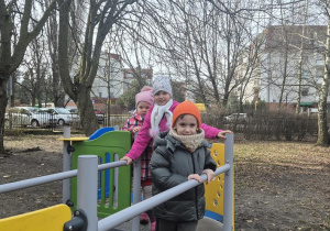 Dzieci na sprzęcie w ogrodzie