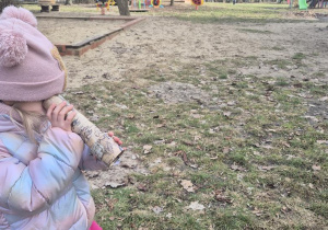 Amelka podczas zabawy