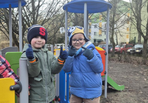 Leonard i Samuel pozują do zdjęcia