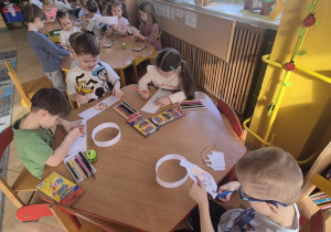 Dzieci wykonują opaski na głowę