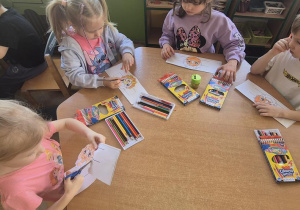 Dzieci wykonują opaski na głowę