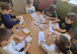 Dzieci wykonują opaski na głowę