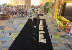 Zabawa ruchowa-śladami dinozaurów