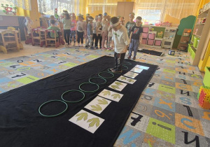 Zabawa ruchowa-śladami dinozaurów