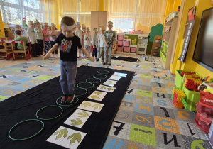 Zabawa ruchowa-śladami dinozaurów