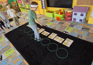 Zabawa ruchowa-śladami dinozaurów