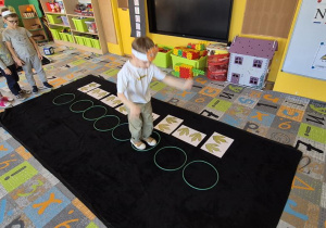 Zabawa ruchowa-śladami dinozaurów