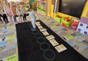 Zabawa ruchowa-śladami dinozaurów