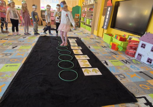 Zabawa ruchowa-śladami dinozaurów