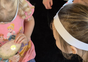 podświetlanie jajek latarką