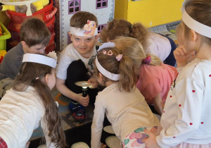 podświetlanie jajek latarką