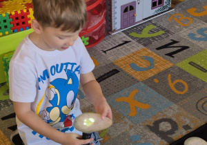 podświetlanie jajek latarką