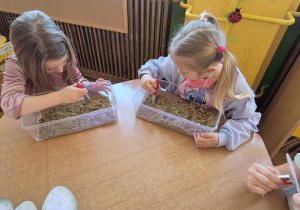 dzieci szukają szczątek diznoazura w piasku