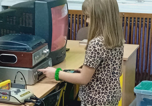 Martynka wkłada kasetę VHS do magnetowidu