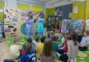 Prowadzący w kultowych dresach