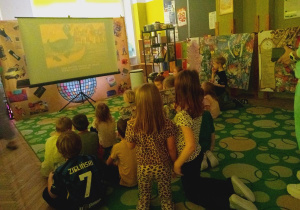 Oglądamy bajki na rzutniku