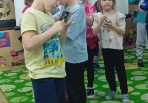 Mikołaj przewija na ołówku kasetę magnetofonową