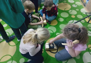 Zuzia i Iga wybierają numer telefonu na telefonie sprzed lat