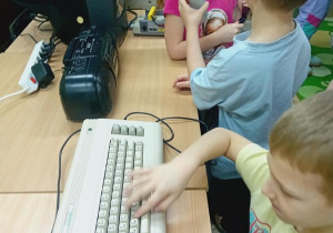 Mikołaj ogląda dawną klawiaturę komputerową