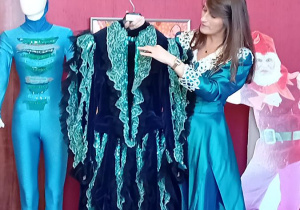 Pani prezentuje suknie księżniczki