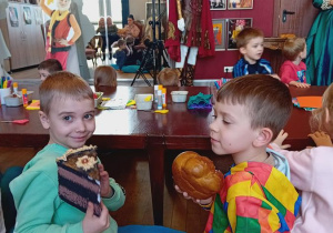 Błażej trzyma rekwizyt tortu, a Olek chałkę