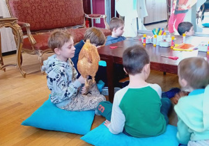 Leon trzyma rekwizyt kurczaka