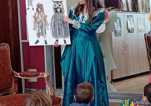 Pani prezentuje projekty strojów