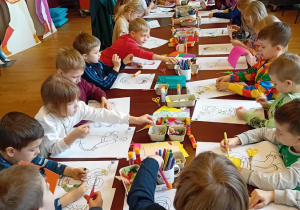 Delfinki projektują stroje