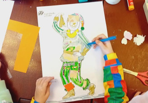 Olek projektuje strój krasnala