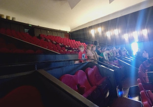 Delfinki oglądają scenę teatru