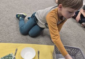 Staś nakrywa do "stołu"