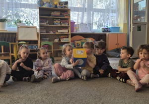 Zabawa z kostką edukacyjną w maluchach