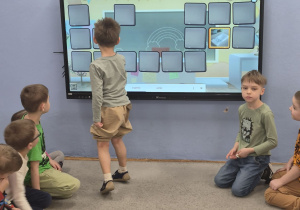 Gra pamięciowa memory na tablicy multimedialnej