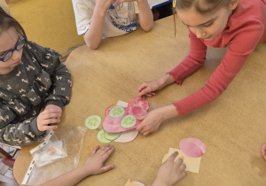 Zabawa w małych grupach, ćwiczenie współpracy