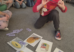 Adaś dopasowuje nazwę do obrazka