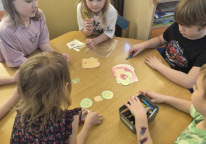 Delfinki podczas zabawy w szefa kuchni