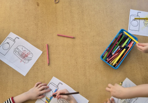 Maluchy kolorują na stoliczku