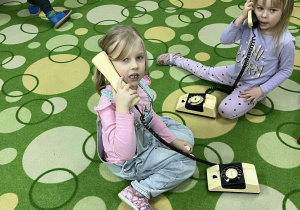 dzieci próbowały wykręcać numery na telefonach z tarczą