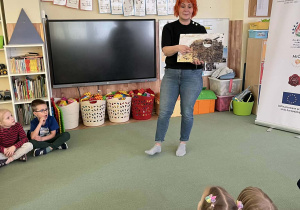 Dzieci poznają świat pszczół