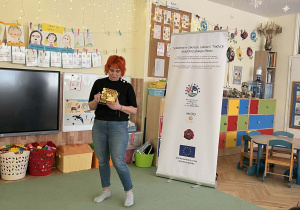 Z ciekawością oglądamy modele ula i uczymy się jak pszczoły pracują w kolonii